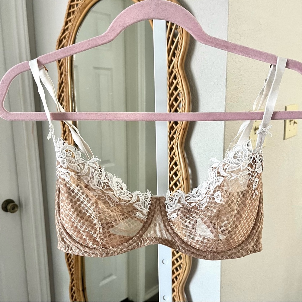 Victoria’s Secret / Beige White Embroidery Dream Angels Bra